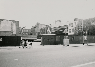 861254 Gezicht op de ingang van het 'Gat van de Bijenkorf', aan de St. Jacobsstraat in Wijk C te Utrecht, dat tijdelijk ...